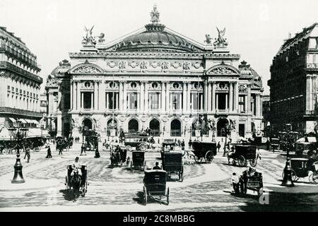 Dieses Foto stammt aus der Zeit um 1902 und zeigt das große Opernhaus in Paris, Frankreich. Das Palais Garnier (Palais Garnier oder Opéra Garnier) ist ein Opernhaus mit 1,979 Sitzplätzen am Place de l'Opéra im 9. Arrondissement von Paris, Frankreich. Es wurde für die Pariser Oper von 1861 bis 1875 auf Geheiß von Kaiser Napoleon III. Erbaut Ursprünglich als "Le nouvel Opéra de Paris" (die neue Pariser Oper) bezeichnet, wurde sie bald als Palais Garnier bekannt, "in Anerkennung ihrer außergewöhnlichen Opulenz" und die Pläne und Entwürfe des Architekten Charles Garnier, die den Stil Napoleons III. Repräsentieren Stockfoto