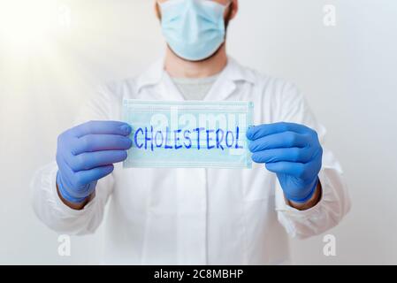 Notiz mit Cholesterin schreiben. Geschäftskonzept für Verbindung des Steroltyps, die in den meisten Körpergeweben gefunden wird Laboratory Technician mit Aufkleber Stockfoto