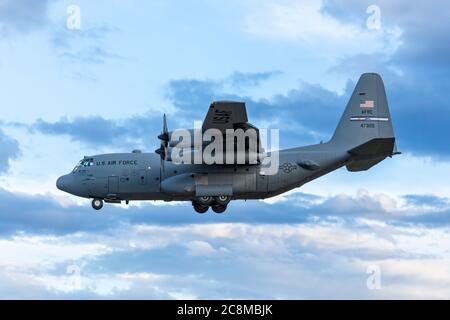 U.S. Airforce C-130 Hercules steigt an Land Stockfoto