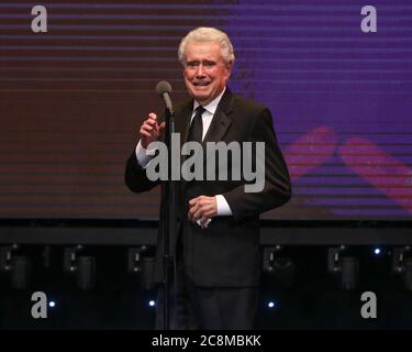 Los Angeles, Kalifornien, USA. Januar 2020. Regis Philbin hält seine Dankesrede bei der 28. Annual Movieguide Awards Gala im Avalon Hollywood in Los Angeles, Kalifornien am 24. Januar 2020. Bild: Sheri Determan Stockfoto