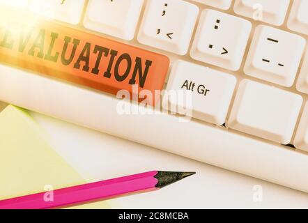 Textzeichen mit Bewertung. Business Foto zeigt die Herstellung von Urteil über die Höhe oder den Wert von etwas anders farbigen Tastatur-Taste w Stockfoto