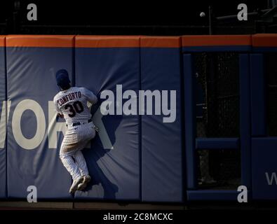 Queens, Usa. Juli 2020. New York Mets Michael Conforto springt an die Wand für einen Heimlauf Ball von Atlanta Braves Marcell Ozuna Kopplung das Spiel in der 9. Inning im Citi Feld am Samstag, 25. Juli 2020 in New York City getroffen. Foto von John Angelillo/UPI Kredit: UPI/Alamy Live Nachrichten Stockfoto