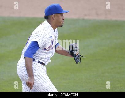 Queens, Usa. Juli 2020. New York Mets Edwin Diaz dreht sich nach einem Pitch im 9. Inning gegen die Atlanta Braves im Citi Field am Samstag, 25. Juli 2020 in New York City. Foto von John Angelillo/UPI Kredit: UPI/Alamy Live Nachrichten Stockfoto