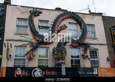 LONDON, Großbritannien, 27. APRIL 2018: Camden High Street in London, Großbritannien. Stockfoto