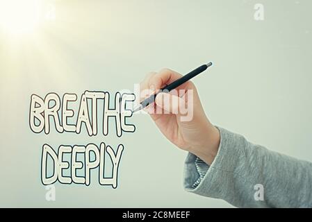 Textzeichen mit dem Hinweis tief atmen. Business Foto Text, um eine Menge Luft in die Lunge inhaleexhale voll Modell zeigt verschiedene Aufnahmen von Holdi nehmen Stockfoto