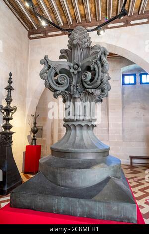 Pierrefonds, Frankreich. Juli 2020. Dieser Pinecon-förmige Stempel krönte 1889 das Palais des Beaux-Arts auf der Weltausstellung in Paris. Stockfoto