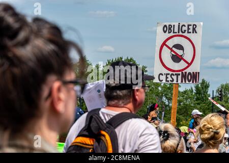 Montreal, Kanada - 25. Juli 2020: Protest gegen Zwangsmasken in Quebec Stockfoto