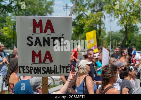 Montreal, Kanada - 25. Juli 2020: Protest gegen Zwangsmasken in Quebec Stockfoto