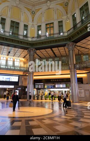 TOKIO, JAPAN - 3. Juli 2020 : Eingangshalle Marunouchi zum Bahnhof Tokio. Stockfoto