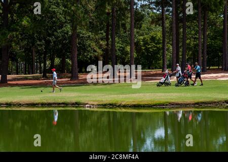 Dorf Pinehurst, North Carolina, USA. Juli 2020. DANIEL BOONE, aus Fuquay Varina, North Carolina, links, TYLER JONES, aus Jacksonville, North Carolina, Und ADAM MILLER aus Phoenix, Arizona, geht an einer Wassergefahr auf dem 16. Fairway vorbei während der Finalrunde der US Kids Golf World Teen Championship (Boys 15-18) im berühmten Pinehurst No. 2, im Dorf Pinehurst, North Carolina. Jedes Jahr begrüßt die World Teen Championship Golfer im Alter von 13Ã‘18 bis sieben Championship-Plätze in der Pinehurst Gegend. Kredit: ZUMA Press, Inc./Alamy Live Nachrichten Stockfoto