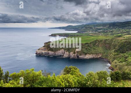 Landschaft der Nordküste der Insel São Miguel auf den azoren vom Aussichtspunkt Santa Iría Stockfoto