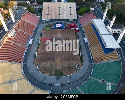 Sao Paulo, Sao Paulo, Brasilien. Juli 2020. Luftaufnahme des Stadions Paulo Machado de Carvalho - Pacaembu, auf der Westseite von Sao Paulo, an diesem Samstag (25.). Nach dem Abbau des Feldlazaretts beherbergt der Ort nun einen Platz für stilvolles Drive-in-Entertainment mit Programmfilmen, Dokumentationen und Live-Shows. (Bild: © Paulo LopesZUMA Wire) Stockfoto