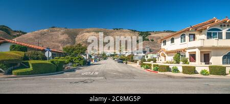 Shell Beach, California/USA - 23. Juli 2020 Blick auf die Straße, und wunderschöne Häuser mit schön gestalteten Vorgarten und Berge im Hintergrund in s Stockfoto