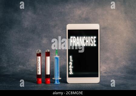 Textschild mit Franchise. Geschäftsfoto mit Recht oder Lizenz, die einer Einzelperson oder Gruppe gewährt wurde, um Probenflaschen mit m zu vermarkten Stockfoto