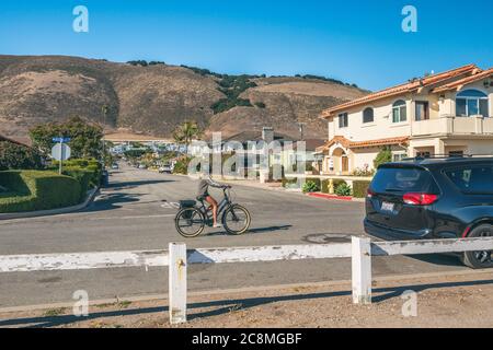 Shell Beach, California/USA - 23. Juli 2020 Blick auf die Straße, und wunderschöne Häuser mit schön gestalteten Blick auf den Hof und die Berge im Hintergrund in S Stockfoto