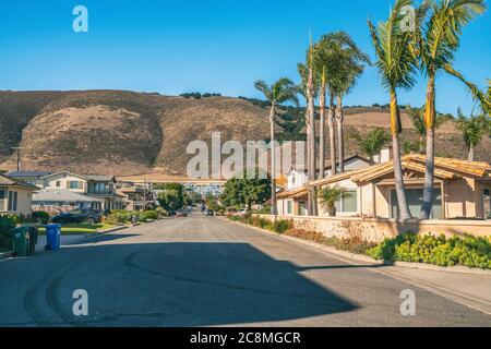 Shell Beach, California/USA - 23. Juli 2020 Blick auf die Straße, und wunderschöne Häuser mit Palmen und schön gestalteten Blick auf den Hof und die Berge auf b Stockfoto