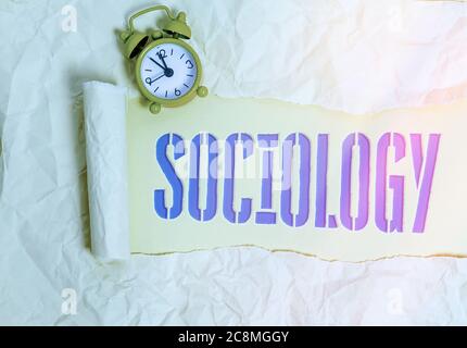 Handschrift Text Schreiben Soziologie. Konzeptionelle Foto wissenschaftliche Analyse einer sozialen Institution als funktionierendes Ganzes gerollte zerrissene Pappe p Stockfoto