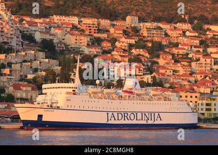 Die Fähre MF Dubrovnik, die von der kroatischen Firma Jadrolinija betrieben wird, liegt in Dubrovnik, Kroatien Stockfoto