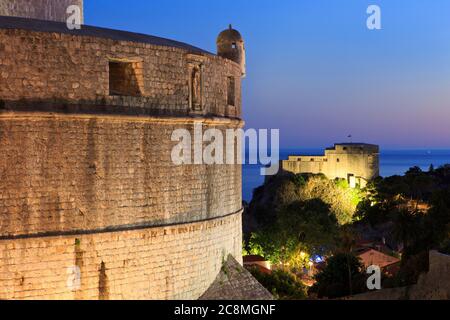 Blick vom Minceta-Turm (1464) auf die Festung Lovrijenac aus dem 11th. Jahrhundert oder die Festung Sankt Lorenz in Dubrovnik, Kroatien Stockfoto