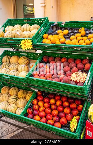 Frisches Obst in Saint Tropez- ST TROPEZ, FRANKREICH - 13. JULI 2020 Stockfoto