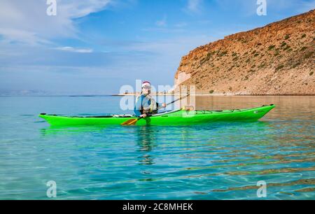 Eine Frau Kajakfahren vor der Küste von Isla Espirito Santo, Golf von Kalifornien, BCS, Mexiko. Stockfoto