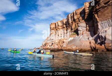 Eine geführte Kajakfahrt auf der Isla Espirito Santo, Golf von Kalifornien, BCS, Mexiko, vor der Küste unter den hohen Sandsteinklippen. Stockfoto