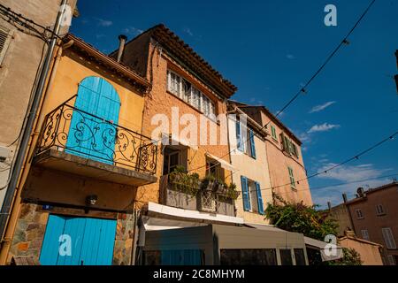 Historisches Viertel von Saint Tropez- ST TROPEZ, FRANKREICH - 13. JULI 2020 Stockfoto