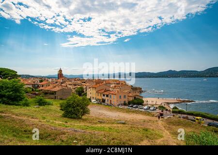 Schöne Aussicht über Saint Tropez von der Festung - ST TROPEZ, FRANKREICH - 13. JULI 2020 Stockfoto