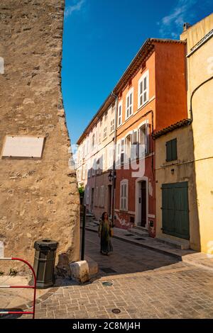Historisches Viertel von Saint Tropez- ST TROPEZ, FRANKREICH - 13. JULI 2020 Stockfoto