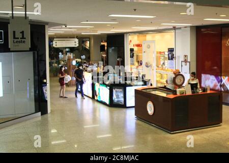 Salvador, Brasilien. Juli 2020. Zweiter Tag der Wiedereröffnung von Einkaufszentren in Salvador, mit einer ruhigeren Bewegung an diesem Samstagabend, 25, in Shopping Barra, in Salvador, (BA). Kredit: Mauro Akiin Nassor/FotoArena/Alamy Live Nachrichten Stockfoto
