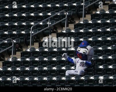 Queens, Usa. Juli 2020. Teammaskottchen Mr. Traf Jubel in einem leeren Sitzabschnitt, als die New York Mets am Samstag, 25. Juli 2020 in New York City die Atlanta Braves im Citi Field spielen. Die Braves besiegten die Mets 5-3 in 10 Innings Foto von John Angelillo/UPI Kredit: UPI/Alamy Live News Stockfoto