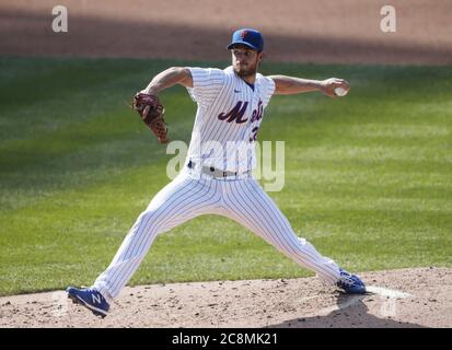 Queens, Usa. Juli 2020. New York Mets Startpitcher Steven Matz wirft am Samstag, 25. Juli 2020 in New York City einen Pitch gegen die Atlanta Braves im Citi Field. Die Braves besiegten die Mets 5-3 in 10 Innings Foto von John Angelillo/UPI Kredit: UPI/Alamy Live News Stockfoto