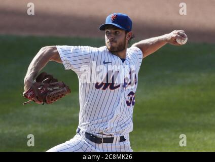 Queens, Usa. Juli 2020. New York Mets Startpitcher Steven Matz wirft am Samstag, 25. Juli 2020 in New York City einen Pitch gegen die Atlanta Braves im Citi Field. Die Braves besiegten die Mets 5-3 in 10 Innings Foto von John Angelillo/UPI Kredit: UPI/Alamy Live News Stockfoto