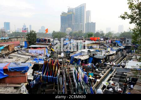 Die Open-Air-Wäscherei Saat Raasta Dhobi Ghat in der Nähe der Mahalaxmi Station in Mumbai. Stockfoto