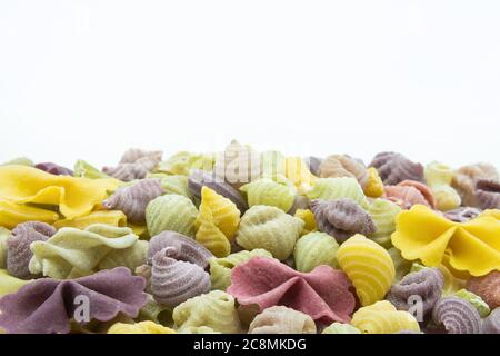 Nahaufnahme der bunten Makkaroni isoliert auf weißem Hintergrund. Stockfoto