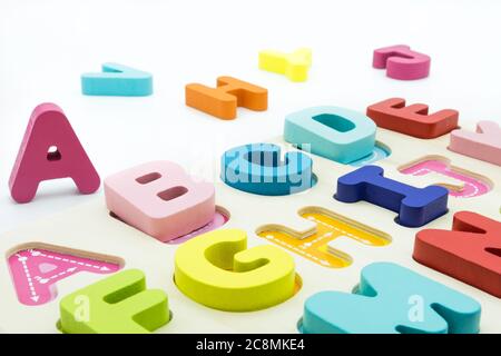 Bunte Holz pädagogische abc Spielzeug Puzzle für Kinder. Stockfoto