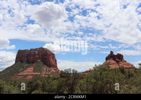Sedona, Arizona Red Rocks und Monsoon Clouds Stockfoto