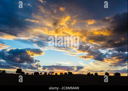 Ein legendärer Sonnenuntergang im Outback in der Nähe von Parkes in New South Wales, Australien. Stockfoto