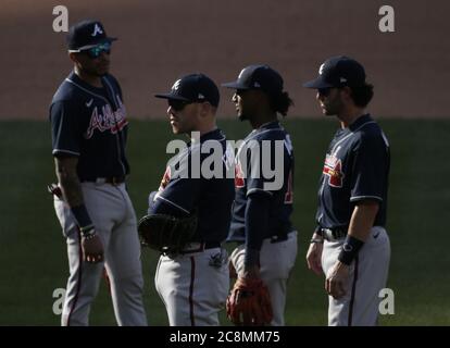 Queens, Usa. Juli 2020. Atlanta Braves Freddie Freeman steht im Feld mit Teamkollegen im 5. Inning gegen die New York Mets im Citi Feld am Samstag, 25. Juli 2020 in New York City. Die Braves besiegten die Mets 5-3 in 10 Innings Foto von John Angelillo/UPI Kredit: UPI/Alamy Live News Stockfoto