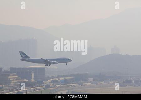 HONGKONG, NOVEMBER 29: Das Flugzeug landet am 29. November 2013 auf dem internationalen Flughafen Hongkong. Es heißt auch Chek Lap Kok Airport, es ist der Hauptflughafen in Hongkong. Stockfoto