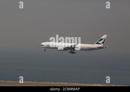 HONGKONG, NOVEMBER 29: Das Flugzeug landet am 29. November 2013 auf dem internationalen Flughafen Hongkong. Es heißt auch Chek Lap Kok Airport, es ist der Hauptflughafen in Hongkong. Stockfoto