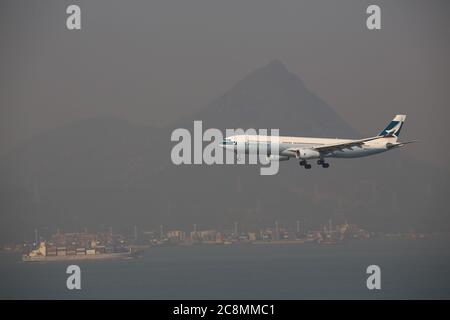 HONGKONG, NOVEMBER 29: Das Flugzeug landet am 29. November 2013 auf dem internationalen Flughafen Hongkong. Es heißt auch Chek Lap Kok Airport, es ist der Hauptflughafen in Hongkong. Stockfoto