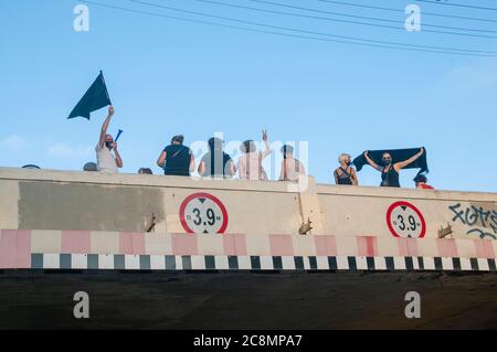 Tausende von landesweiten Aktivisten der "Schwarzen Flagge" protestieren gegen Benjamin (Bibi) Netanjahu, der vor israelischen Gerichten drei Anschuldigungen wegen Korruption ausgesetzt ist. Die Demonstranten behaupten, dass eine korrupte Person nicht geeignet ist, Premierminister zu sein. Netanjahu (AKA-Kriminalminister) tut alles, um seinen Posten zu halten und seinen Tag vor Gericht zu verzögern, einschließlich der Verwendung der aktuellen globalen Pandemie, um sein persönliches Überleben zu kämpfen. Fotografiert auf der Yefet Straße in Jaffa, Israel am 25 2020. Juli Stockfoto