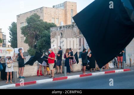 Tausende von landesweiten Aktivisten der "Schwarzen Flagge" protestieren gegen Benjamin (Bibi) Netanjahu, der vor israelischen Gerichten drei Anschuldigungen wegen Korruption ausgesetzt ist. Die Demonstranten behaupten, dass eine korrupte Person nicht geeignet ist, Premierminister zu sein. Netanjahu (AKA-Kriminalminister) tut alles, um seinen Posten zu halten und seinen Tag vor Gericht zu verzögern, einschließlich der Verwendung der aktuellen globalen Pandemie, um sein persönliches Überleben zu kämpfen. Fotografiert auf der Yefet Straße in Jaffa, Israel am 25 2020. Juli Stockfoto