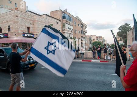 Tausende von landesweiten Aktivisten der "Schwarzen Flagge" protestieren gegen Benjamin (Bibi) Netanjahu, der vor israelischen Gerichten drei Anschuldigungen wegen Korruption ausgesetzt ist. Die Demonstranten behaupten, dass eine korrupte Person nicht geeignet ist, Premierminister zu sein. Netanjahu (AKA-Kriminalminister) tut alles, um seinen Posten zu halten und seinen Tag vor Gericht zu verzögern, einschließlich der Verwendung der aktuellen globalen Pandemie, um sein persönliches Überleben zu kämpfen. Fotografiert auf der Yefet Straße in Jaffa, Israel am 25 2020. Juli Stockfoto
