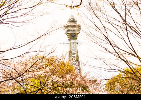 Osaka, JAPAN - CIRCA April 2019: Der Tsutenkaku Tower ist ein Turm und ein bekanntes Wahrzeichen von Osaka, Japan und wirbt für Hitachi, das sich in der Shinseka befindet Stockfoto
