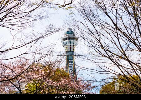 Osaka, JAPAN - CIRCA April 2019: Der Tsutenkaku Tower ist ein Turm und ein bekanntes Wahrzeichen von Osaka, Japan und wirbt für Hitachi, das sich in der Shinseka befindet Stockfoto