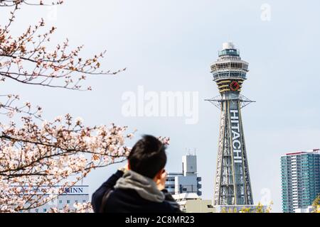 Osaka, JAPAN - CIRCA April 2019: Der Tsutenkaku Tower ist ein Turm und ein bekanntes Wahrzeichen von Osaka, Japan und wirbt für Hitachi, das sich in der Shinseka befindet Stockfoto