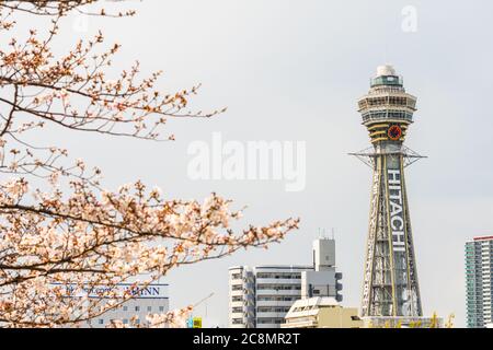 Osaka, JAPAN - CIRCA April 2019: Der Tsutenkaku Tower ist ein Turm und ein bekanntes Wahrzeichen von Osaka, Japan und wirbt für Hitachi, das sich in der Shinseka befindet Stockfoto