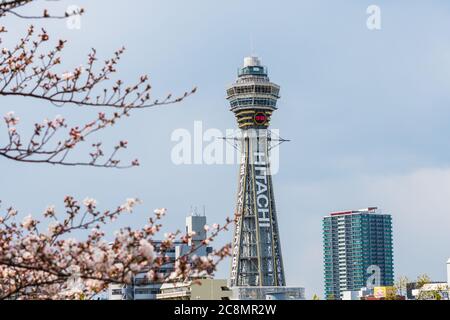 Osaka, JAPAN - CIRCA April 2019: Der Tsutenkaku Tower ist ein Turm und ein bekanntes Wahrzeichen von Osaka, Japan und wirbt für Hitachi, das sich in der Shinseka befindet Stockfoto